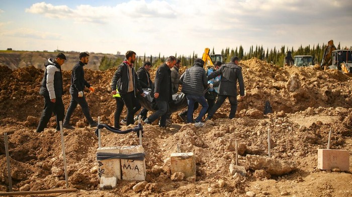 Momen Pemakaman Massal Korban Gempa Turki Saat Jumlah Tewas Tembus 33 Ribu People bury their loved ones, victims of Monday earthquake, in Adiyaman, Turkey, Friday, Feb. 10, 2023. Emergency crews made a series of dramatic rescues in Turkey on Friday, pulling several people, some almost unscathed, from the rubble, four days after a catastrophic earthquake killed more than 20,000. (AP Photo/Emrah Gurel)