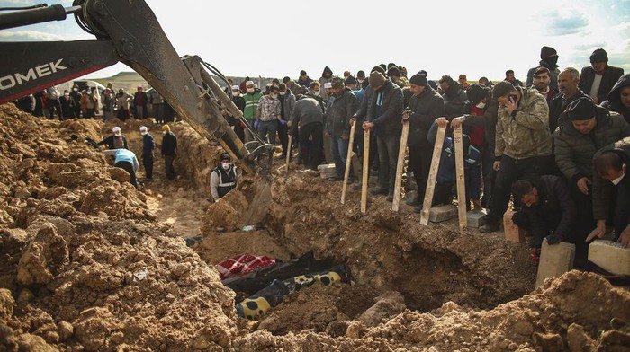 Momen Pemakaman Massal Korban Gempa Turki Saat Jumlah Tewas Tembus 33 Ribu People bury their loved ones, victims of Monday earthquake, in Adiyaman, Turkey, Friday, Feb. 10, 2023. Emergency crews made a series of dramatic rescues in Turkey on Friday, pulling several people, some almost unscathed, from the rubble, four days after a catastrophic earthquake killed more than 20,000. (AP Photo/Emrah Gurel)