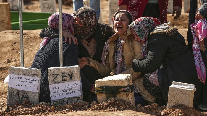 Momen Pemakaman Massal Korban Gempa Turki Saat Jumlah Tewas Tembus 33 Ribu People bury their loved ones, victims of Monday earthquake, in Adiyaman, Turkey, Friday, Feb. 10, 2023. Emergency crews made a series of dramatic rescues in Turkey on Friday, pulling several people, some almost unscathed, from the rubble, four days after a catastrophic earthquake killed more than 20,000. (AP Photo/Emrah Gurel)