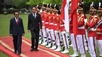 Presiden Joko Widodo (kedua kiri) berjalan bersama Perdana Menteri Timor Leste Taur Matan Ruak (kiri) saat upacara penyambutan kunjungan kenegaraan di Istana Bogor, Jawa Barat, Senin (13/02/2023).