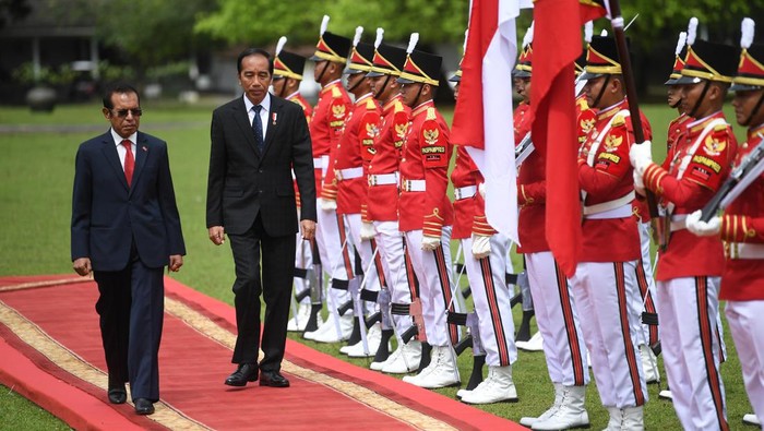 Presiden Joko Widodo (kanan) berjalan bersama Perdana Menteri Timor Leste Taur Matan Ruak (kiri) usai upacara penyambutan kunjungan kenegaraan di Istana Bogor, Jawa Barat, Senin (13/2/2023). Pertemuan bilateral antara Indonesia dan Timor Leste itu akan membahas sejumlah kerja sama di antaranya dalam bidang perdagangan, pendidikan, pelatihan serta bidang meteorologi, klimatologi dan geofisika.