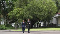 Saat kembali ke dalam istana, Jokowi dan Taur Matan Ruak sempat berbincang di halaman beberapa saat.