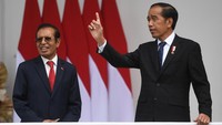 Keduanya saling berbicara dan tampak momen akrab saat mereka berbincang.