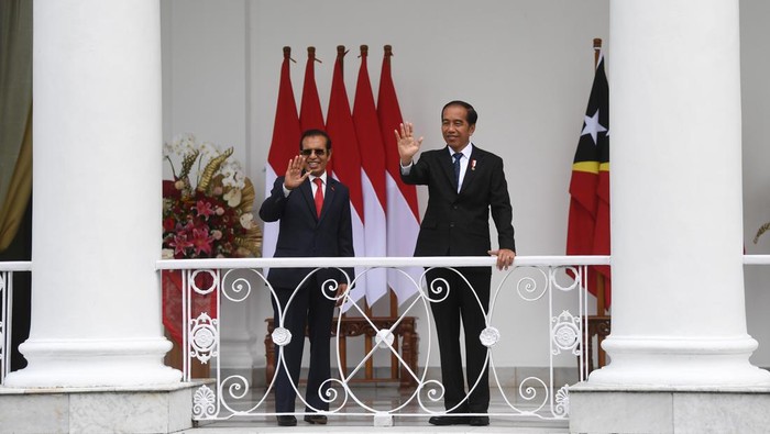 Presiden Joko Widodo (kanan) berjalan bersama Perdana Menteri Timor Leste Taur Matan Ruak (kiri) usai upacara penyambutan kunjungan kenegaraan di Istana Bogor, Jawa Barat, Senin (13/2/2023). Pertemuan bilateral antara Indonesia dan Timor Leste itu akan membahas sejumlah kerja sama di antaranya dalam bidang perdagangan, pendidikan, pelatihan serta bidang meteorologi, klimatologi dan geofisika.