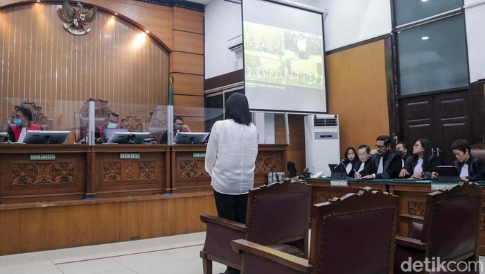 Putri Candrawathi divonis 20 tahun penjara dalam kasus pembunuhan Brigadir Yosua. Majelis hakim meminta Putri berdiri sebelum vonis dibacakan di PN Jaksel.