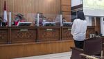 Momen Putri Candrawathi Berdiri dan Divonis 20 Tahun Penjara