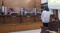 Mengadili, menyatakan Terdakwa Putri Candrawathi telah terbukti secara sah dan meyakinkan bersalah melakukan dengan sengaja dan dengan rencana terlebih dahulu merampas nyawa orang lain, kata hakim ketua Wahyu Iman Santoso. Menjatuhkan pidana terhadap Terdakwa Putri Candrawathi berupa pidana 20 tahun penjara, imbuhnya.