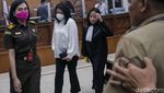 Momen Putri Candrawathi Berdiri dan Divonis 20 Tahun Penjara