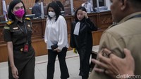 Putri dinyatakan bersalah melanggar Pasal 340 KUHP juncto Pasal 55 ayat 1 ke-1 KUHP. Hakim menyatakan tidak ada alasan pemaaf bagi Putri Candrawathi.