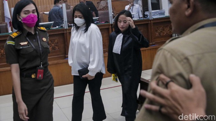 Putri Candrawathi divonis 20 tahun penjara dalam kasus pembunuhan Brigadir Yosua. Majelis hakim meminta Putri berdiri sebelum vonis dibacakan di PN Jaksel.