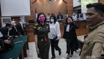 Momen Putri Candrawathi Berdiri dan Divonis 20 Tahun Penjara
