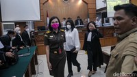Hakim menyatakan hal yang memberatkan Putri antara lain perbuatannya mencoreng organisasi Bhayangkari hingga berbelit-belit di persidangan. Tidak ada hal yang meringankan vonis kepada Putri Candrawathi.