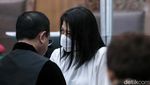 Momen Putri Candrawathi Berdiri dan Divonis 20 Tahun Penjara