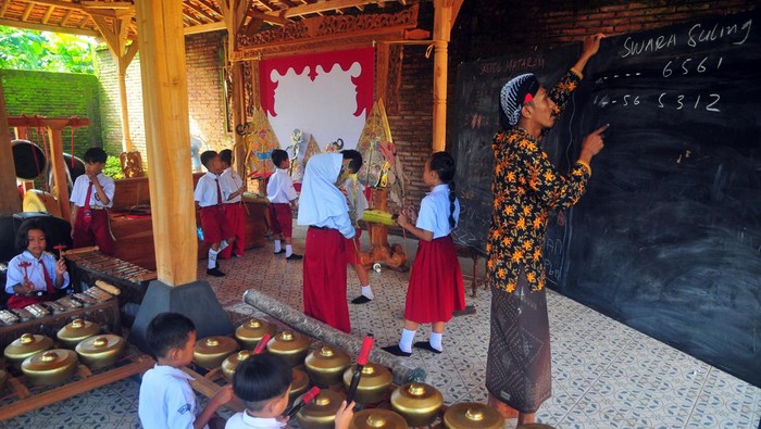 Sejumlah siswa SD Negeri 2 Langon Jepara mengikuti 