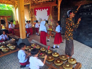 11 Paugeran Tembang Macapat Lengkap dengan Contohnya