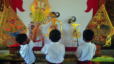Momen Siswa SD Belajar Wayang dan Gamelan