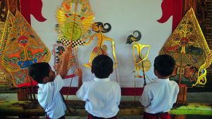 Momen Siswa SD Belajar Wayang dan Gamelan