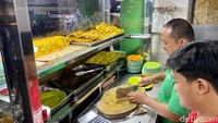 Tempat makan Nasi Uduk Toha ini juga merupakan favorit dari Kahiyang Ayu. Banyak juga artis terkenal yang suka makan di sini. Foto: detikFood/Sonia P. Basoni