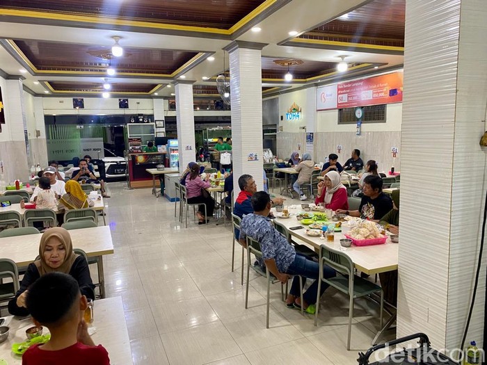 Nasi Uduk Toha Nasi Uduk Toha, tempat makan nasi uduk paling populer di Lampung.