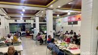 Nasi Uduk Toha berdiri sejak tahun 1990-an, dirintis oleh H. M Toha. Berawal dari warung nasi uduk kaki lima. Kini Nasi Uduk Toha menjadi salah satu kuliner enak yang paling sering direkomendasikan di Lampung. Foto: detikFood/Sonia P. Basoni