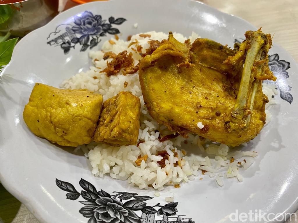 Nasi Uduk Toha, tempat makan nasi uduk paling populer di Lampung.