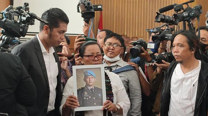 Orang Tua Bawa Foto Yosua ke Ruang Sidang Jelang Sidang Vonis Sambo