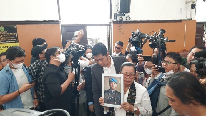 Orang Tua Bawa Foto Yosua ke Ruang Sidang Jelang Sidang Vonis Sambo
