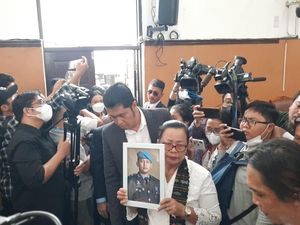 Ibu Brigadir Yosua Bawa Foto Anaknya di Sidang Vonis Ferdy Sambo