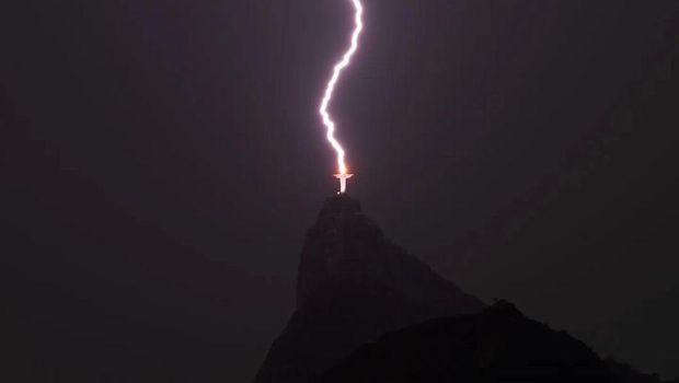 Pada Sabtu malam, salah satu dari tujuh keajaiban dunia yang baru, patung Christ the Redeemer di Rio De Janeiro, Brazil, disambar petir. (Instagram @fsbragaphotos)