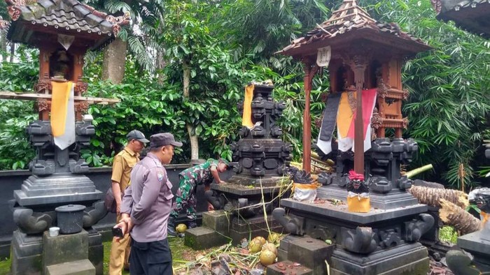 Palinggih rusak tertimpa pohon kelapa akibat angin kencang di Desa Tista, Kecamatan Abang, Kabupaten Karangasem, Bali, Senin (13/2/2023).