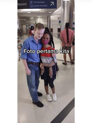Pasangan beda negara viral di media sosial. Kisah wanita asal Kupang, NTT bernama Christy menjalin hubungan dengan pria asal Amerika Serikat, Dakota.