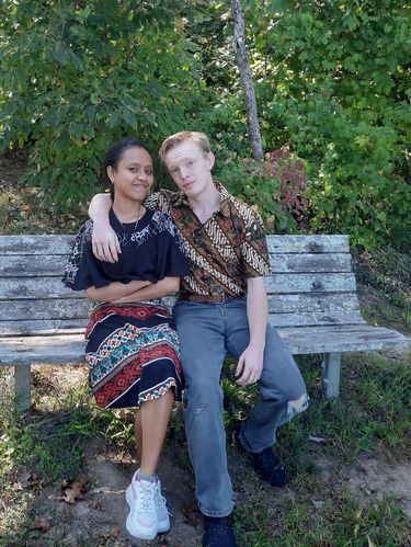 Pasangan beda negara viral di media sosial. Kisah wanita asal Kupang, NTT bernama Christy menjalin hubungan dengan pria asal Amerika Serikat, Dakota.