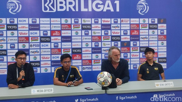Pelatih Dewa United Jan Olde Riekerink saat memberikan keterangan pers di Stadion Jatidiri Semarang, Senin (13/2/2023).