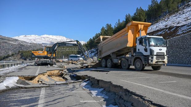 Pemandangan jalan Adiyaman-Malatya yang runtuh selama pekerjaan perbaikan telah dimulai setelah gempa berkekuatan 7,7 dan 7,6 melanda beberapa provinsi di Turkiye termasuk Adiyaman, Turkiye pada 13 Februari 2023. Pada hari Senin, 6 Februari, gempa berkekuatan 7,7 yang kuat, berpusat di Pazarcik distrik, mengguncang Kahramanmaras dan mengguncang beberapa provinsi dengan kuat, termasuk Gaziantep, Sanliurfa, Diyarbakir, Adana, Adiyaman, Malatya, Osmaniye, Hatay, dan Kilis. Pada hari yang sama pukul 13.24 WIB. (1024GMT), gempa berkekuatan 7,6 yang berpusat di distrik Elbistan Kahramanmaras melanda wilayah tersebut. (Ozkan Bilgin/Anadolu Agency via Getty Images)