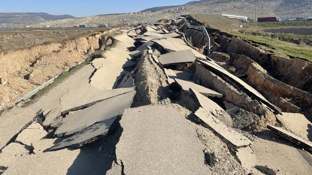Pemandangan jalan yang rusak setelah gempa berkekuatan 7,7 dan 7,6 melanda beberapa provinsi di Turkiye termasuk distrik Pazarcik di Kahramanmaras pada 12 Februari 2023. Senin dini hari, gempa berkekuatan 7,7 yang kuat, berpusat di distrik Pazarcik, mengguncang Kahramanmaras dan mengguncang beberapa provinsi dengan kuat , termasuk Gaziantep, Sanliurfa, Diyarbakir, Adana, Adiyaman, Malatya, Osmaniye, Hatay, dan Kilis. Kemudian, pada pukul 13.24. (1024GMT), gempa berkekuatan 7,6 yang berpusat di distrik Elbistan Kahramanmaras melanda wilayah tersebut. Turkiye mengumumkan 7 hari berkabung nasional setelah gempa bumi mematikan di provinsi selatan. (Serhat Zafer/Anadolu Agency via Getty Images)