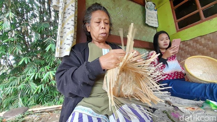 Pembuatan boboko dan kerajinan bambu di Kampung Boboko, Sumedang.