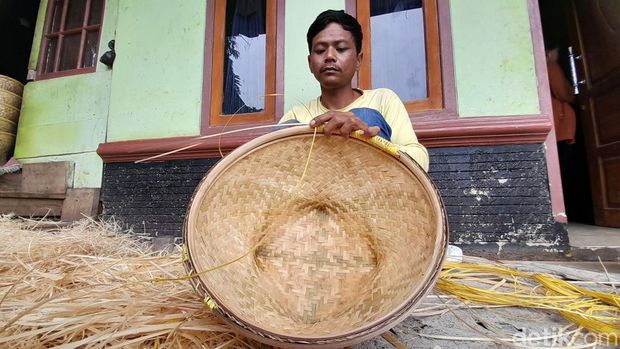 Pembuatan boboko dan kerajinan bambu di Kampung Boboko, Sumedang.