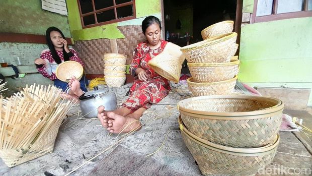 Pembuatan boboko dan kerajinan bambu di Kampung Boboko, Sumedang.