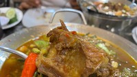 Seperti ini tampilan menu pindang yang tak kalah menarik. Ini adalah salah satu menu pindang iga sapi mereka.  Foto: detikcom