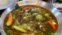 Menu pindangnya ada pindang tulang iga sapi, pindang ikan patin. Disajikan dalam wadah dengan api kecil di bawahnya. Foto: detikcom