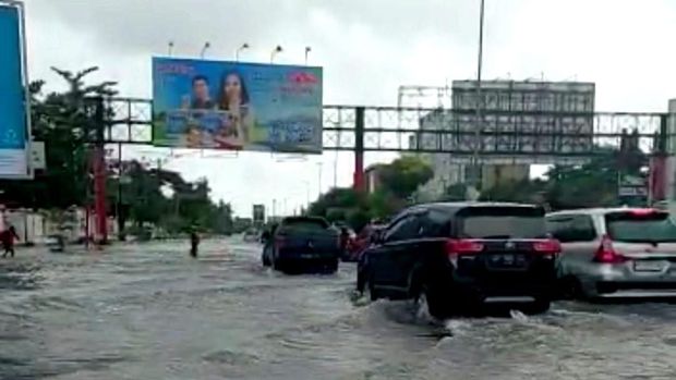 Penampakan banjir di Jalan AP Pettarani, Makassar.