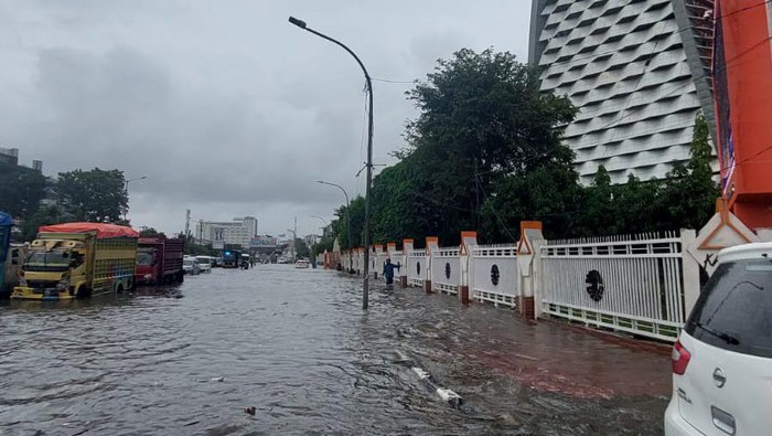 Penampakan banjir di Jalan AP Pettarani, Makassar.