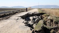 Selain merusak jalanan, gempa besar ini juga menghancurkan ribuan bangunan dan menewaskan 33 ribu orang. (Serhat Zafer/Anadolu Agency/Getty Images)  