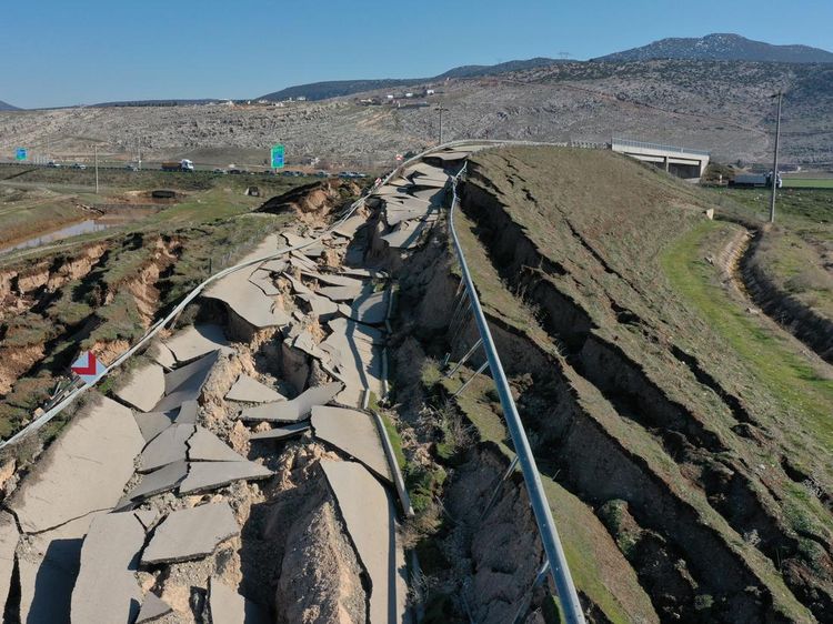 Penampakan Jalanan di Turki Rusak Berat Akibat Gempa Dahsyat