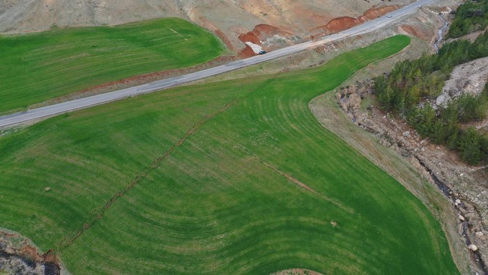 Penampakan Retakan Tanah Akibat Gempa Dahsyat di Turki Aerial view shows cracks in the ground in the aftermath of a deadly earthquake, near the Tevekkeli village in Kahramanmaras, Turkey February 10, 2023. REUTERS/Issam Abdallah