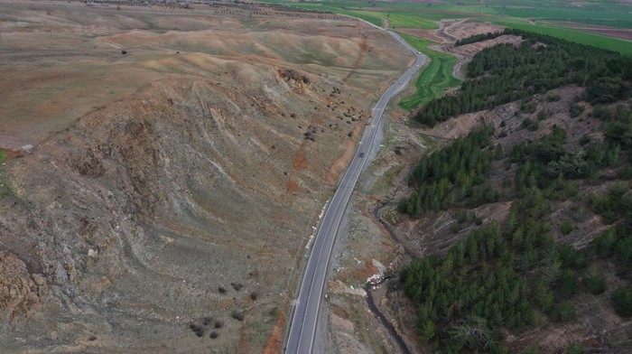 Penampakan Retakan Tanah Akibat Gempa Dahsyat di Turki Aerial view shows cracks in the ground in the aftermath of a deadly earthquake, near the Tevekkeli village in Kahramanmaras, Turkey February 10, 2023. REUTERS/Issam Abdallah