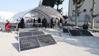 Panel surya dipasang di tenda pengungsian para korban gempa.