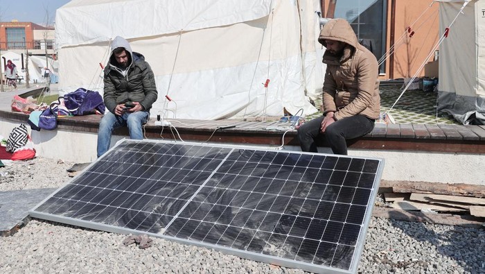 Pengungsi Korban Turki Gunakan Panel Surya untuk Pasokan Listrik HATAY, TURKIYE - FEBRUARY 12: Earthquake survivors meet their urgent energy need by solar panels installed at tent city after 7.7 and 7.6 magnitude earthquakes in Hatay, Turkiye on February 12, 2023. Early Monday morning, a strong 7.7 earthquake, centered in the Pazarcik district, jolted Kahramanmaras and strongly shook several provinces, including Gaziantep, Sanliurfa, Diyarbakir, Adana, Adiyaman, Malatya, Osmaniye, Hatay, and Kilis. Later, at 13.24 p.m. (1024GMT), a 7.6 magnitude quake centered in Kahramanmaras' Elbistan district struck the region. Turkiye declared 7 days of national mourning after deadly earthquakes in southern provinces. (Photo by Oguz Yeter/Anadolu Agency via Getty Images)