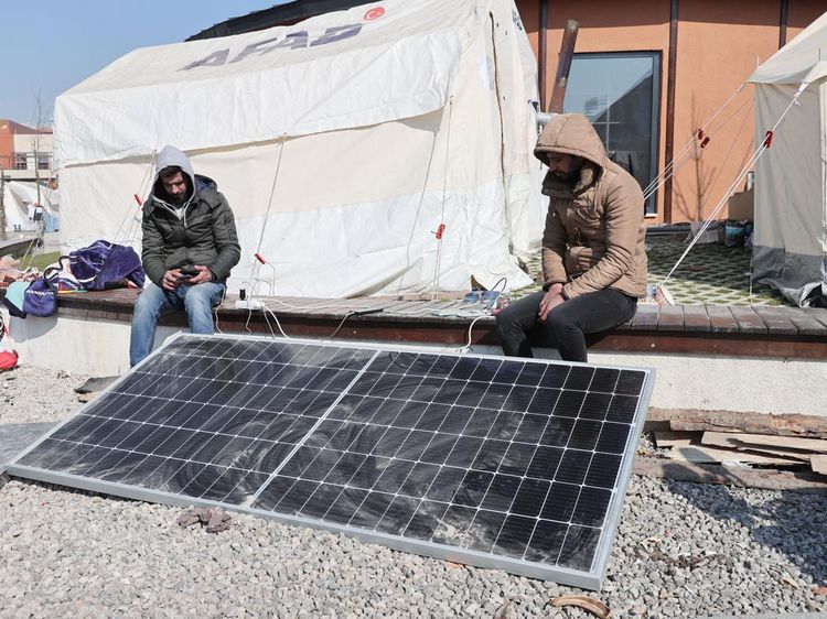 Pengungsi Gempa Turki Gunakan Panel Surya untuk Pasokan Listrik