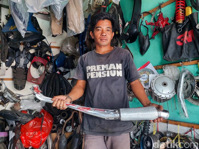 Penjual knalpot di Pasar Citereup, Cimahi
